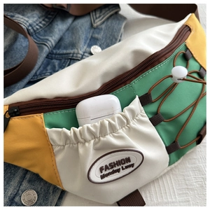 Dettaglio del marsupio color-block con coulisse elastica e tasca per auricolari