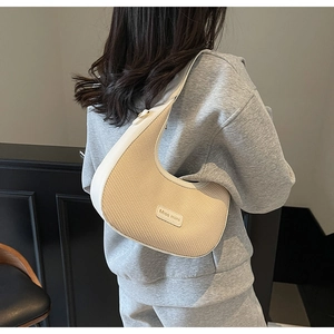 Détail du sac hobo tissé beige avec garniture en cuir blanc et écusson Miss Mini