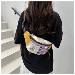 Détail d'un sac de poitrine tricolore en nylon avec boucle et cordon de serrage
