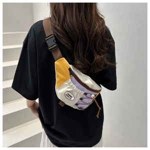 Détail du sac bandoulière en nylon avec design patchwork jaune, blanc et violet