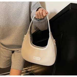 Détail du sac hobo beige avec texture tissée et plaque logo Miss mini pour femme