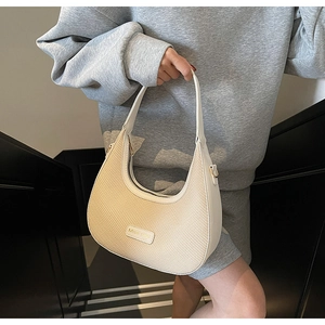 Détail du sac hobo tissé à la main avec garniture en cuir blanc et plaque Miss miui dorée