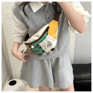 Gros plan d'un sac banane en nylon tricolore avec sangle réglable et logo de mode