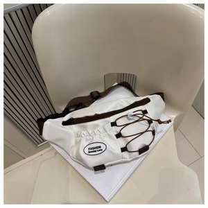 Dettaglio del borsello bianco in nylon con cerniere marroni e coulisse elastica