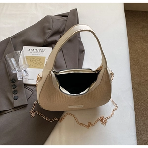 Détail du sac à main tissé beige avec étiquette Miss Mini et chaîne dorée