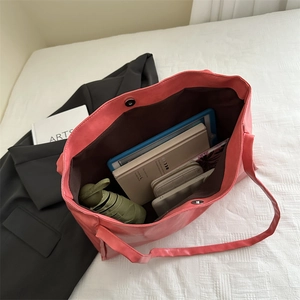 Borsa tote rosa corallo capiente con interno spazioso per tablet e oggetti di uso quotidiano
