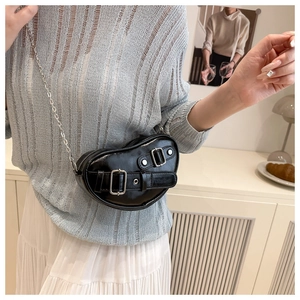 Sac à bandoulière noir en forme de cœur avec chaîne argentée et tenue en tricot