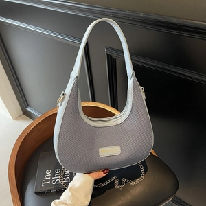 Sac hobo tissé bleu pour femmes avec design en demi-lune et chaîne dorée