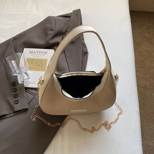 Sac croissant tissé crème avec bandoulière chaîne dorée et poignée en cuir style moderne