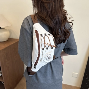 Sac de poitrine unisexe blanc avec cordons marron et bandoulière réglable pratique