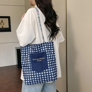 Grand sac cabas en toile à carreaux bleus avec poche contrastée et bandoulière