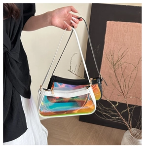 Detalle de bolsos baguette de TPU láser iridiscente con adornos de cuero blanco y negro