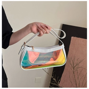 Detalle de bolso holográfico de PVC con ribete de cuero blanco y cremallera dorada