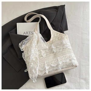 Détails de la texture en dentelle florale et du ruban sur un sac fourre-tout beige