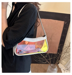 Détail du sac à bandoulière holographique transparent montrant la texture laser irisée