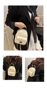 Detailansicht Mini-Rucksack mit Steppmuster in Beige, Metallkette und Drehverschluss-Tasche