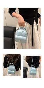 Drei Ansichten eines hellblauen gesteppten Mini-Rucksacks mit Kettenriemen am Model