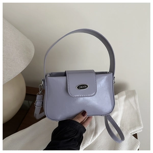 Détail du sac bandoulière lavande avec boucle ovale en métal JWHN et texture de cuir