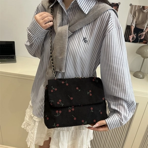Sac fourre-tout rétro en velours côtelé noir avec broderie cerise et chaîne dorée