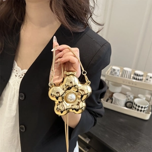 Golden flower mini bag with central pearl and snake chain strap for women