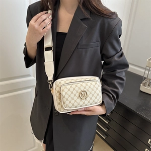 Sac bandoulière rétro avec imprimé monogramme vintage et large sangle en tissu beige
