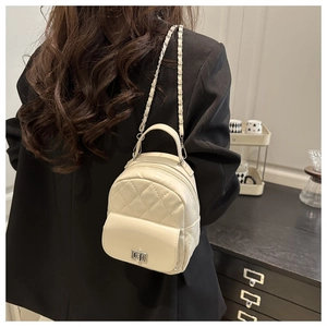 Detailansicht eines Mini-Rucksacks in Creme mit Steppmuster und Metallschloss