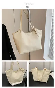 Dettaglio della borsa tote bianco sporco con texture stropicciata e fibbia dorata