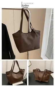 Dettaglio della borsa tote marrone caffè con texture plissettata e fibbia in metallo oro