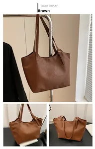 Dettagli della borsa tote marrone capiente con trama venata e fibbie metalliche
