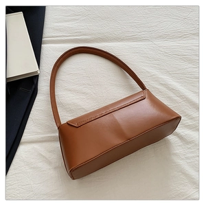 Sac à bandoulière baguette marron caramel chic en similicuir texturé avec rabat