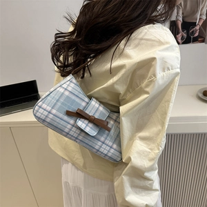 Sac baguette rétro à carreaux bleus et roses avec nœud décoratif sur le rabat