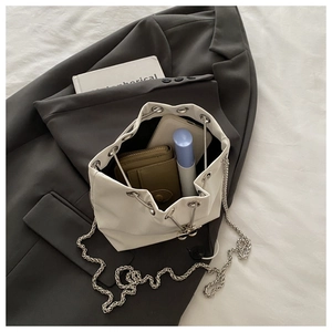 Détails de l'intérieur du sac seau blanc avec cordon et bandoulière chaîne argentée