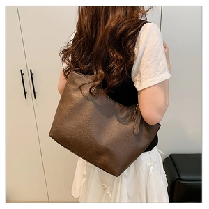 Dettaglio della borsa tote vintage marrone scuro con trama in pelle e grande capacità