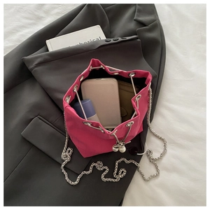 Vue intérieure du sac seau rose fuchsia montrant sa capacité avec chaîne argentée