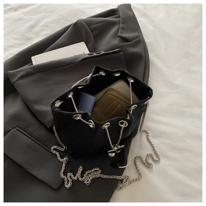 Détail de l'intérieur du sac seau noir montrant la capacité pour cosmétiques et portefeuille