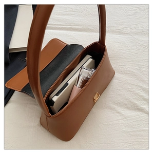 Intérieur du sac baguette en cuir montrant la capacité pour smartphone et rouge à lèvres