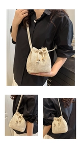 Detail der handgewebten Stroh-Beuteltasche mit Fischgrätmuster und Kordelzug-Quasten