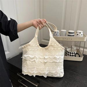 Sac fourre-tout élégant en dentelle crème avec volants et bandoulière en toile pour l'été