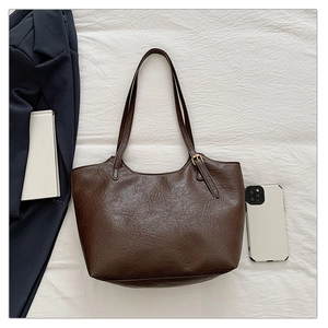 Borsa tote vintage marrone con texture a pieghe e dettagli dorati per ufficio e stile