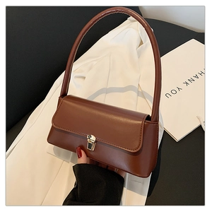 Détail du sac à bandoulière en cuir PU marron avec fermoir doré et poignée supérieure