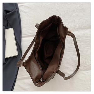 Vista dall'alto di borsa shopper marrone con cerniera e ampio interno strutturato