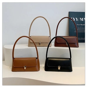 Quatre sacs sous les bras minimalistes élégants en beige, marron, caramel et noir avec fermoirs dorés