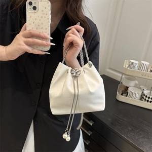 Sac seau blanc à motif papillon avec texture crocodile et élégante bandoulière chaîne