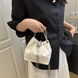 Sac seau blanc gaufré avec boucle papillon, bandoulière chaîne et perles