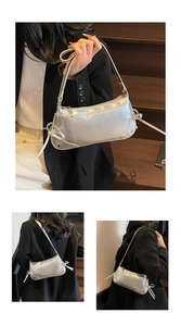 Detailansicht der silbernen Y2K-Schultertasche mit Schleife und metallischem PU-Finish