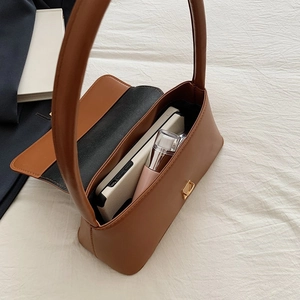 Sac sous le bras en cuir marron avec boucle dorée et intérieur ouvert pour objets