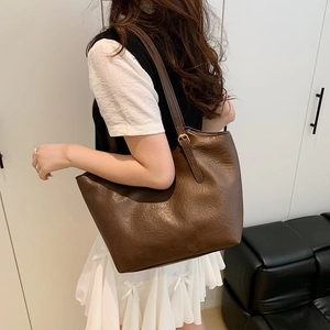 Grande borsa tote marrone scuro minimalista in pelle testurizzata con tracolla regolabile