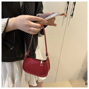 Nahaufnahme der roten Mini-Hobo-Tasche aus strukturiertem Leder mit Gold-Reißverschluss