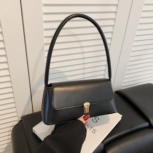 Élégant sac à bandoulière noir minimaliste avec boucle dorée et poignées fines