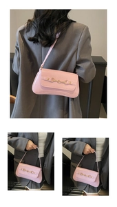 Vue détaillée du sac baguette en cuir verni rose avec boucle mors en métal doré